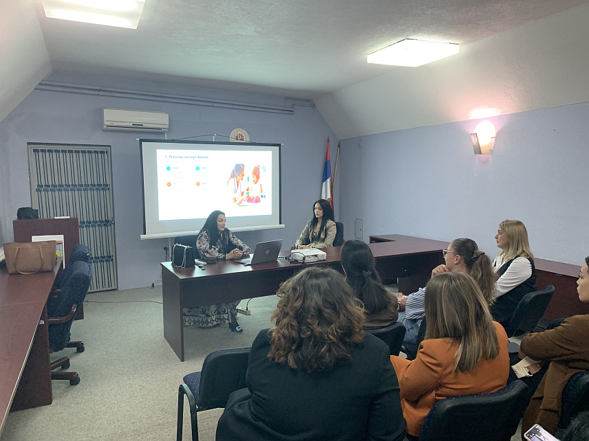 КОСTАЈНИЦА, 12. СЕПTЕМБРА /СРНА/ - Педијатар Љиљана Лотиња на предавању о раним фазама развоја дјеце, са нагласком на развој говора, које је синоћ организовао Дом здравља Костајница.