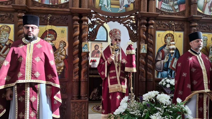 НОВИ ГРАД, 13. СЕПТЕМБРА /СРНА/ - Његово високопреосвештенство митрополит бањалучки Јефрем освештао је данас темеље Светосавског дома у порти Храма Светих апостола Петра и Павла у Новом Граду.