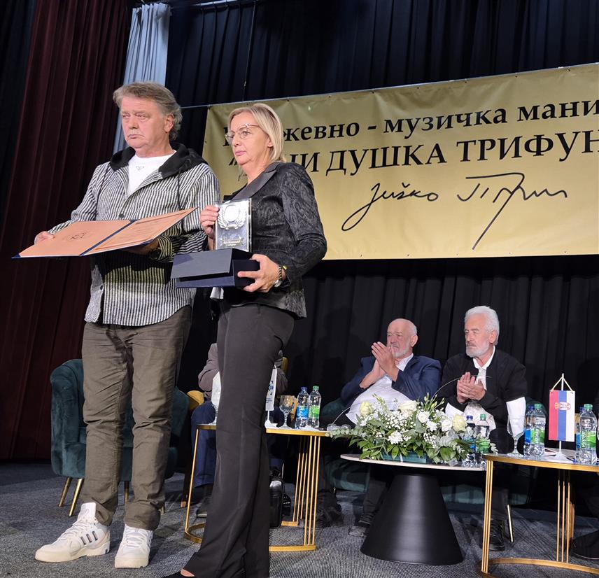 ПАЛЕ, 13. СЕПТЕМБРА /СРНА/ - Пјесник и књижевник Боро Капетановић постхумни је добитник награде "Душко Трифуновић", коју додјељује Културно-спортски центар Пале за допринос афирмацији српске културе и књижевности, а награду је у име Капетановића, током књижевно-поетске вечери преузео његов брат Душко.