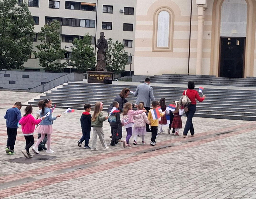 ПАЛЕ, 15. СЕПТЕМБРА /СРНА/ - Малишани из паљанског вртића "Бубамара" данас су у пратњи васпитача продефиловали шеталиштем, носећи заставице Републике Српске и Србије и тако обиљежили Дан српског јединства, слободе и националне заставе.