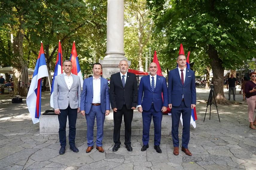 TРЕБИЊЕ, 15.СЕПТЕМБРА /СРНА/ - Делегација града Tребиња предвођена градоначелником Мирком Ћурићем и представници Конзуларне канцеларије Србије положили су цвијеће на Споменик ослободиоцима у Првом свјетском рату поводом Дана српског јединства, слободе и националне заставе.
