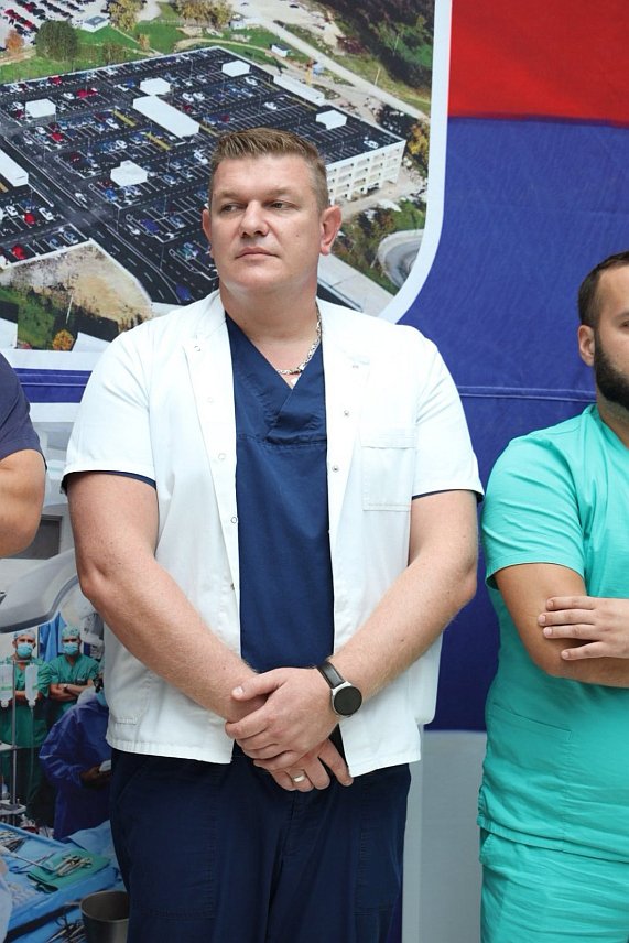 БАЊАЛУКА, 15. СЕПТЕМБРА /СРНА/ - Торакални хирург у Универзитетском клиничком центру /УКЦ/ Републике Српске Велибор Симетић, начелник Клинике за торакалну хирургију Универзитетског клиничког центра /УКЦ/ Марко Кантар и начелник Клинике за анестезију и интензивно лијечење Универзитетског клиничког центра /УКЦ/ Драган Ракановић.