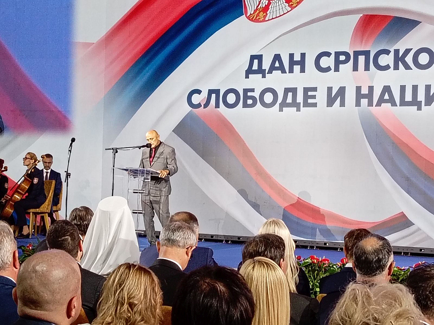 БЕОГРАД, 15. СЕПТЕМБРА /СРНА/ - Пензионисани припадник Министарства унутрашњи послова Србије Владо Племић који је одликован Орденом заслуга за одбрану и безбједност у обраћању присутнима данас у Београду на церемонији додјеле одликовања заслужним појединцима и институцијама, поводом Дана српског јединства, слободе и националне заставе.