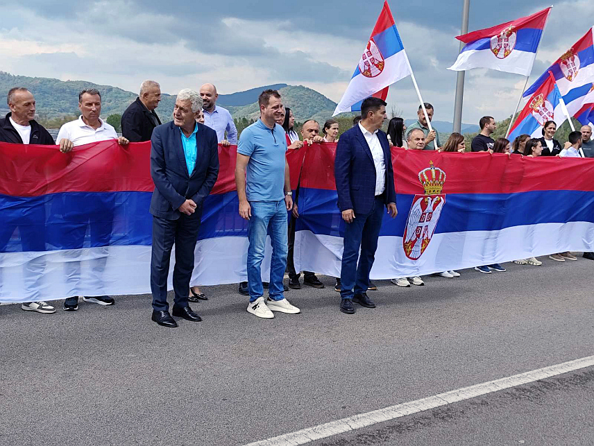 БРАТУНАЦ, 15. СЕПТЕМБРА /СРНА/ - Спајањем застава Републике Српске и Србије и сусретом делегација Братунца и Љубовије на мосту Братољуб на ријеци Дрини данас је обиљежен Дан српског јединства и националне заставе.