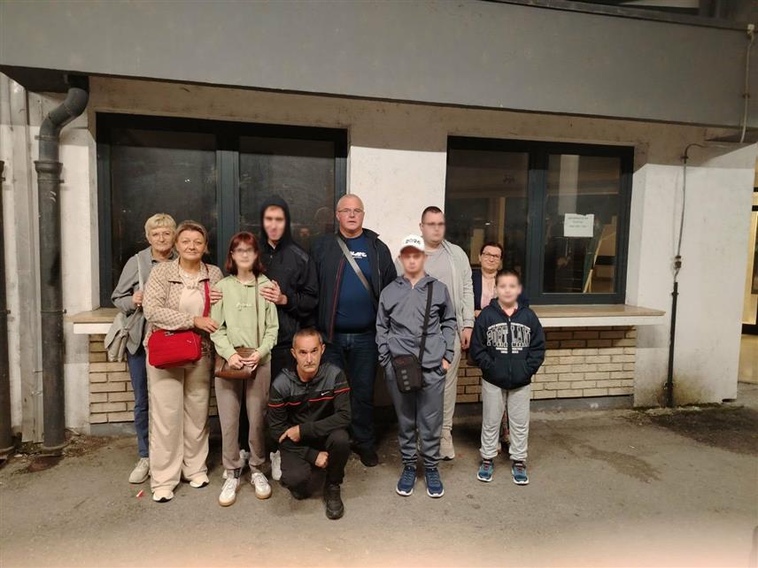 НОВИ ГРАД, 15. СЕПТЕМБРА /СРНА/ - Чланови Удружења дјеце и омладине са посебним потребама и њихових родитеља "Искра" из Новог Града јутрос су, у оквиру програма Социјализација дјеце Републике Српске, отпутовали у Бечиће.