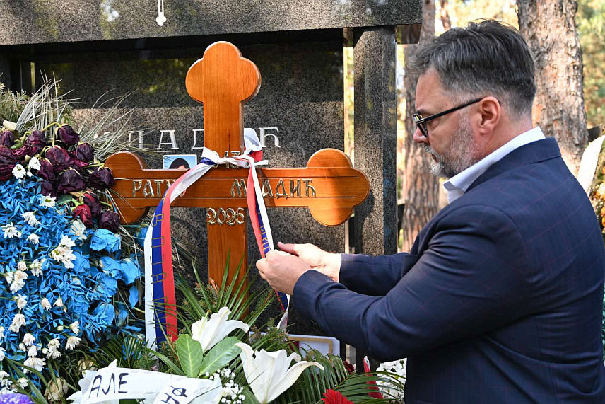 БЕОГРАД, 16. СЕПТЕМБРА /СРНА/ - Замјеник предсједавајуће Савјета министара и министар спољне трговине и економских односа Сташа Кошарац посјетио је данас у Београду гроб генерала Ратка Младића, гдје је положио вијенац, брош Наталијина рамонда и значку са заставом Републике Српске.