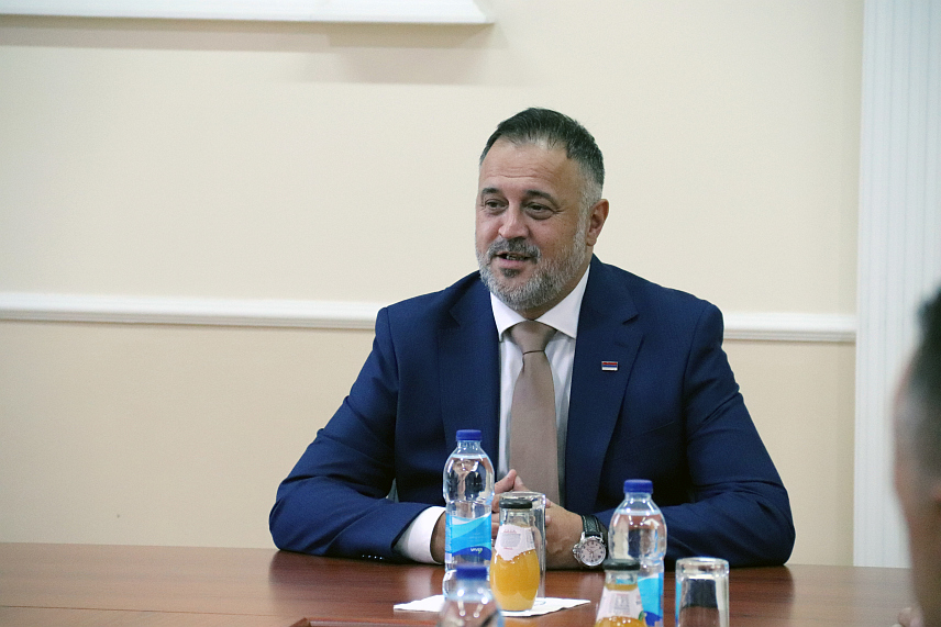 ДЕРВЕНТА, 16. СЕПТЕМБРА /СРНА/ - Град Дервента објавио је јавни конкурс за додјелу 10 бесплатних плацева младим брачним паровима до 35 година, а градоначелник Игор Жунић рекао је да је циљ пројекта да се младима помогне у рјешавању стамбеног питања.