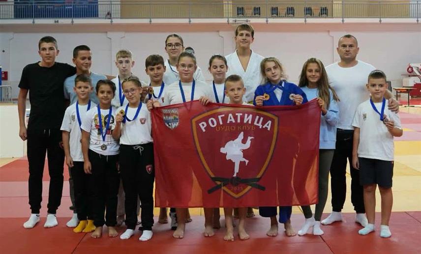 РОГАТИЦА, 16. СЕПТЕМБРА /СРНА/ - Спортисти из Рогатице остварили су запажене резултате на два значајна такмичења, те освојили 11 медаља у џудоу, а атлетичарка Хелена Марић постигла нови лични рекорд.
