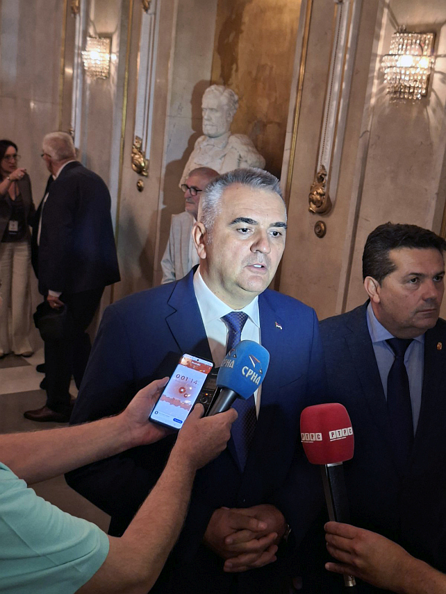 БЕОГРАД, 16. СЕПТЕМБРА /СРНА/ - Премијер Републике Српске Саво Минић изјавио је вечерас у Београду да је обавеза Републике Српске и Србије да гаје слободу и стварају добре услове за живот како би млади остали да живе и раде у отаџбини.