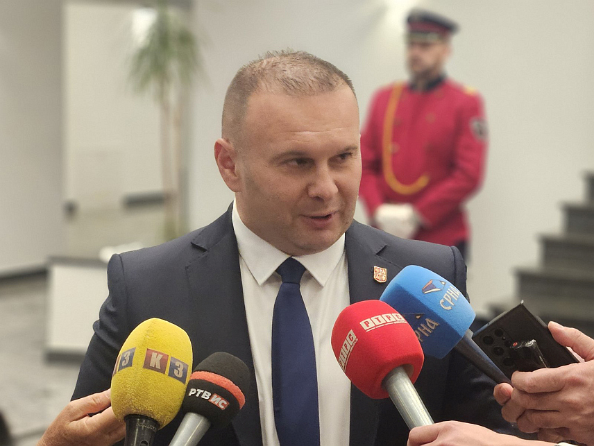 ИСТОЧНО САРАЈЕВО, 16. СЕПТЕМБРА /СРНА/ - Градоначелник Источног Сарајева Љубиша Ћосић у обраћању новинаримауочи свечане академије поводом Дана и крсне славе града - Светог Петра Дабробосанског.