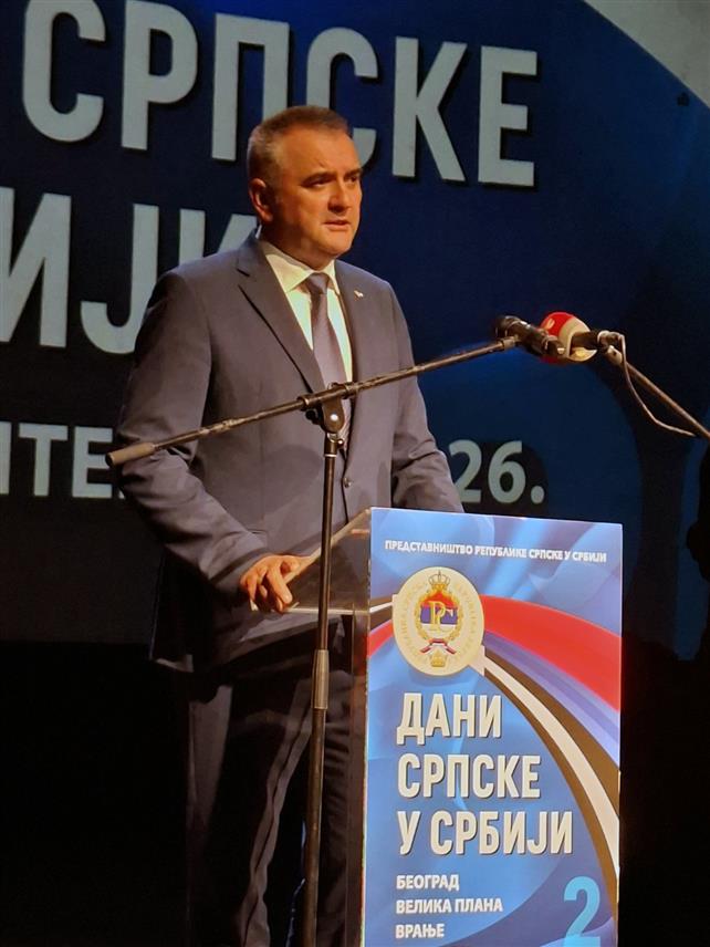 БЕОГРАД, 16. СЕПТЕМБРА /СРНА/ - Предсједник Владе Републике Српске Саво Минић отворио је вечерас у Београду манифестацију "Дани Српске у Србији", поручивши да њен слоган "Слободом надахнути, саборношћу вођени" треба да буде трајна порука.