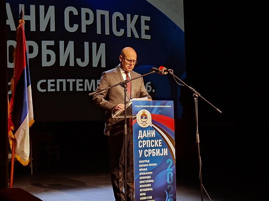 БЕОГРАД, 16. СЕПТЕМБРА /СРНА/ - Изасланик предсједник Србије Милош Вучевић рекао је на отварању манифестације "Дани Српске у Србији" да су слога и саборности од српског постања до данас били кључни за српски народ и државни опстанак.