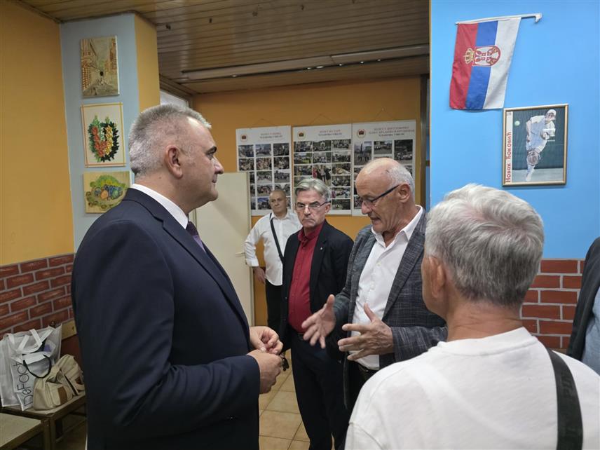 БАЊАЛУКА, 16. СЕПТЕМБРА /СРНА/ - Предсједник Владе Републике Српске Саво Минић састао се јутрос са члановима Клуба војних пензионера у Бањалуци, а једна од тема разговора била је сигурна будућност Српске.