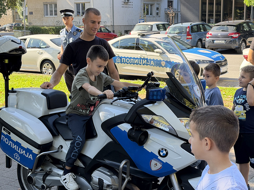 ДОБОЈ, 17. СЕПТЕМБРА /СРНА/ - Акција "Заштитимо дјецу у саобраћају", која је реализована у Парку народних хероја. Акцију организује Министарство унутрашњих послова Републике Српске, а у Добоју су је подржали Ауто-мото друштво, Градска управа и Саобраћајна и електро-школа.