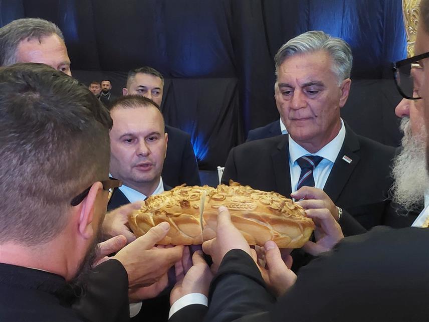 ИСТОЧНО САРАЈЕВО, 17. СЕПТЕМБРА /СРНА/ - Ломљењем славског колача и свечаном трпезом у Спортској дворани на Тргу Републике Србије у Источном Новом Сарајеву Град Источно Сарајево прославио је данас крсну славу - Светог Петра Дабробосанског. Славској свечаности присуствовао је и предсједник Републике Српске Синиша Каран.