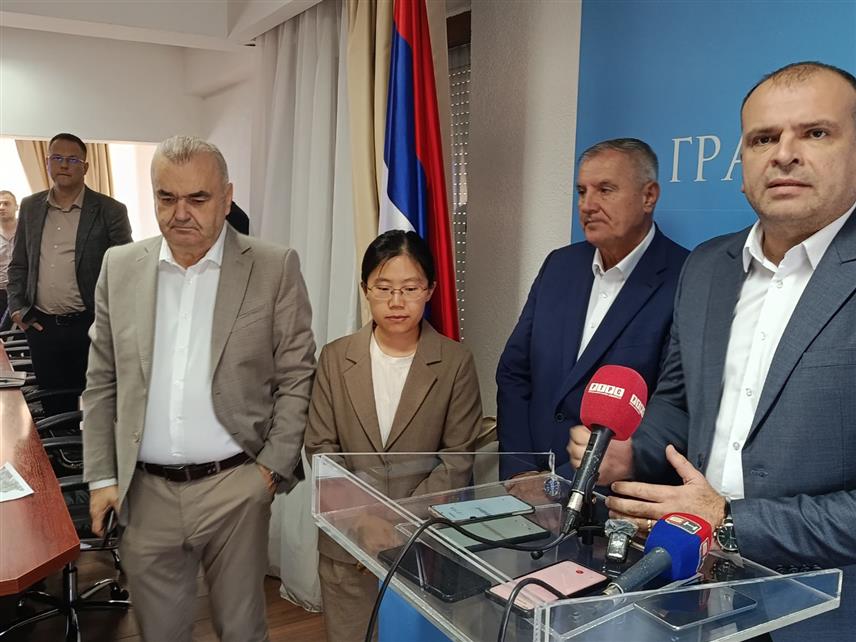 ЗВОРНИК, 18. СЕПТЕМБРА /СРНА/ - Састанак министра саобраћаја и веза Републике Српске Зорана Стевановића, вршиоца дужности директора предузећа "Аутопутеви Републике Српске" Радована Вишковића, градоначелника Зворника Бојана Ивановића, те пројектанта и представника кинеске фирме "Шандунг".