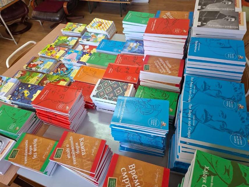 СРБАЦ, 18. СЕПТЕМБРА /СРНА/ - Школска библиотека Основне школе "Јован Јовановић Змај" у Српцу обогаћена је са 625 нових књига, које су дониране у оквиру пројекта "Књиге за све 2026", под покровитељством Кабинета предсједника Републике Српске.