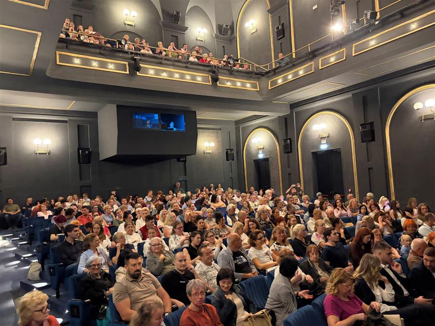 СРЕМСКА МИТРОВИЦА, 18. СЕПТЕМБРА /СРНА/ - Пред пуном салом Позоришта "Добрица Милутиновић" у Сремској Митровици вечерас је, у оквиру "Дана Српске у Србији" изведена комедија Позоришта Приједор "Каубоји".