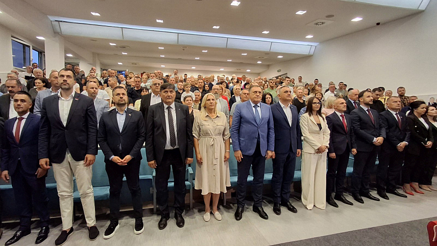 НОВИ ГРАД, 18. СЕПТЕМБРА /СРНА/ - Предсједник СНСД-а Милорад Додик, кандидат СНСД-а Жељка Цвијановић за српског члана Предсједништва БиХ и кандидат за предсједника Републике Српске Саво Минић на предизборном скупу те политичке партије у Новом Граду.