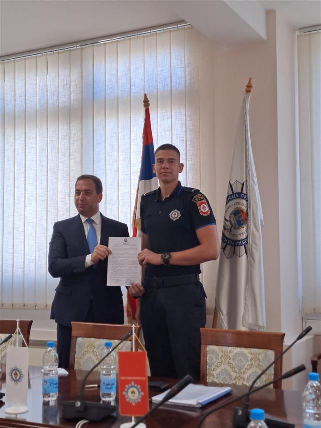 БАЊАЛУКА 1. СЕПТЕМБРА /СРНА/ - Министар правде Горан Селак данас је у Бањалуци уручио рјешења за пријем 20 приправника у Судску полицију.