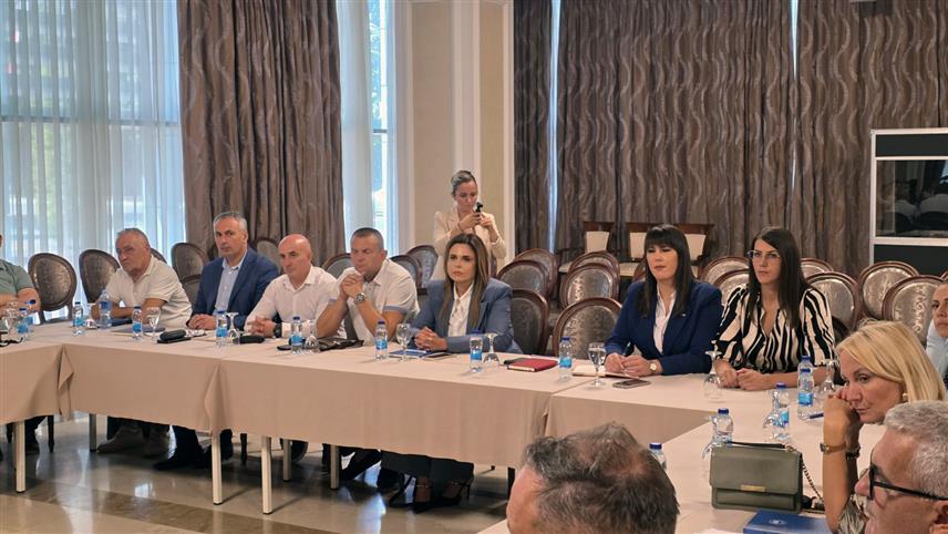 БАЊАЛУКА, 1. СЕПТЕМБРА /СРНА/ - У Бањалуци је данас одржан први састанак радне групе за израду нове стратегије развоја спорта Републике Српске за период од 2027. до 2035. године. На састанку је присуствовала и помоћник министра за спорт Данијела Ћапин.