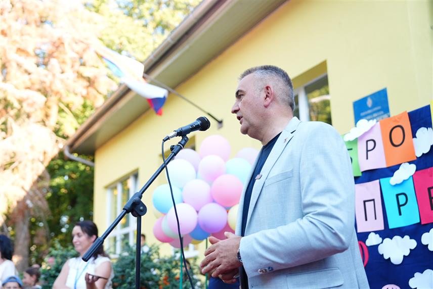 БАЊАЛУКА, 1. СЕПТЕМБРА /СРНА/ - Предсједник Владе Републике Српске Саво Минић и министар просвјете и културе Боривоје Голубовић посјетили су Основну школу "Иван Горан Ковачић" у Бањалуци поводом почетка нове школске године.