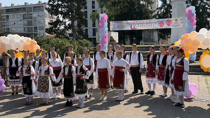 ДОБОЈ, 20. СЕПТЕМБРА /СРНА/ - У Добоју је данас отворен шести "Сајам дјечије радости" у организацији Удружења породица са троје и више дјеце "Понос" из овог града, а предсједник Удружења Марина Протић рекла је да је задовољна што је у овом граду у порасту број вишечланих породица, којих је данас око 840.