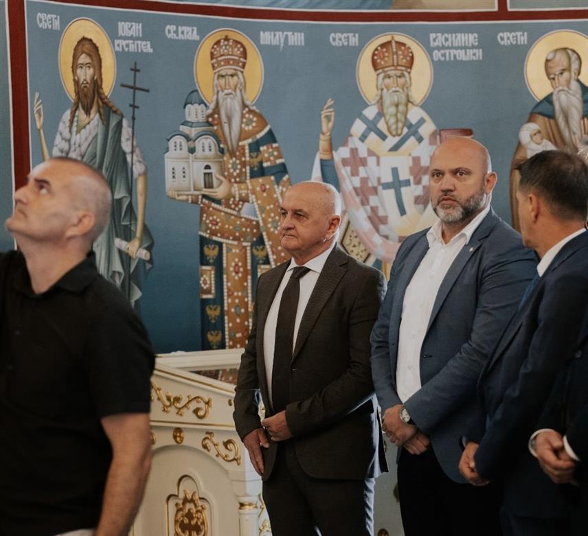 БАЊАЛУКА, 20. СЕПТЕМБРА /СРНА/ - Министар енергетике и рударства Републике Српске Петар Ђокић присуствовао је данас у Доњем Брезику код Брчког освештању Храма Христа Спаситеља и Светој архијерејској литургији, које је предводио Његово високопреосвештенство митрополит зворничко-тузлански Фотије.