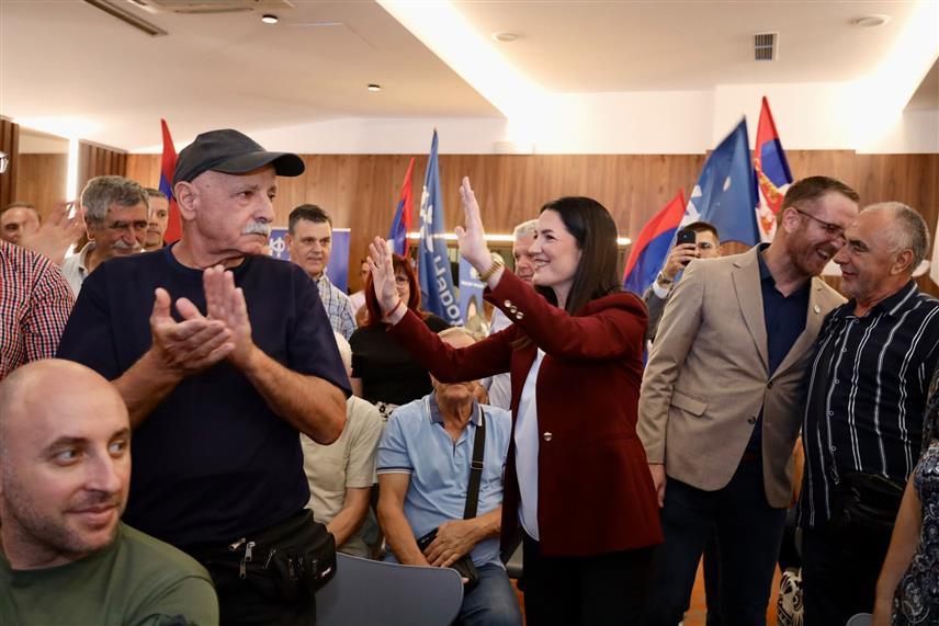 БАЊАЛУКА, 20. СЕПТЕМБРА /СРНА/ - Народни фронт представио је вечерас на трибини у Бањалуци кандидате са листе за Народну скупштину Републике Српске и за Представнички дом Парламентарне скупштине БиХ.Носилац листе за Народну скупштину Републике Српске Јелена Тривић.