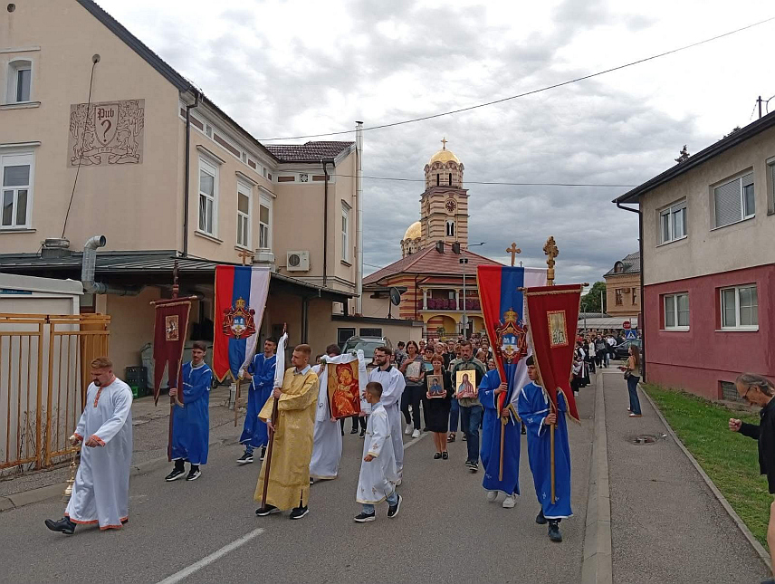 ГРАДИШКА, 21. СЕПТЕМБРА /СРНА/ - Светом литургијом у Храму Покрова Пресвете Богородице и свечаном славском литијом, којој су присуствовали представници градске власти и бројни вјерници, Градишка је данас прославила крсну славу – Рођење Пресвете Богородице - Малу Госпојину.