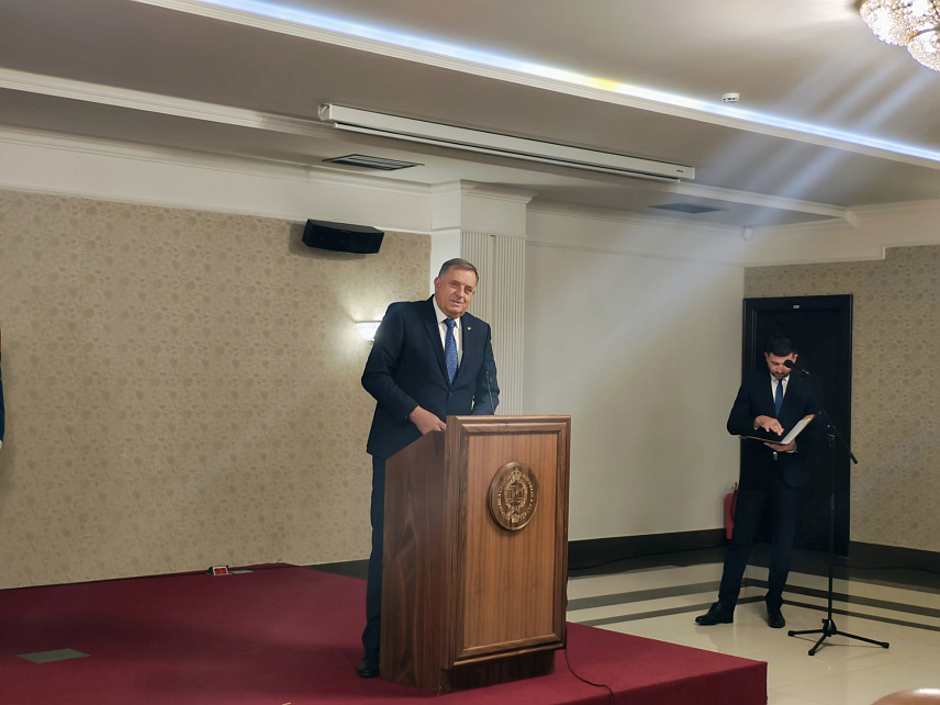 ИСТОЧНО САРАЈЕВО, 22. СЕПТЕМБРА /СРНА/ - Предсједник СНСД-а Милорад Додик у обраћању присутнима након уручивања одликовања љекарима и медицинским техничарима Сарајевско-романијске регије у Источној Илиџи.