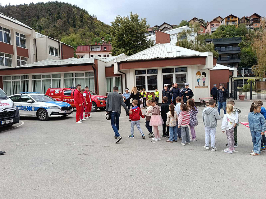 ЗВОРНИК, 22. СЕПТЕМБРА /СРНА/ - Полицијска управа Зворник организовала је данас у дворишту Основне школе "Свети Сава", у сарадњи са Ауто-мото друштвом "Семафор", дружење са најмлађим ученицима у оквиру акције "Заштитимо дјецу у саобраћају".