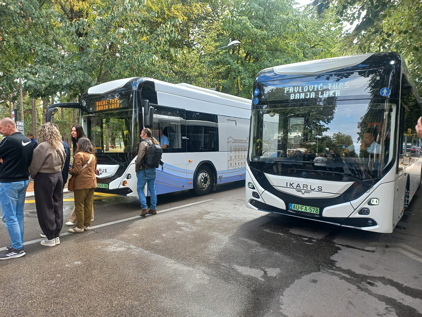 БАЊАЛУКА, 22. СЕПТЕМБРА /СРНА/ - У Бањалуци су данас представљена два тестна електрична аутобуса и пуштена у рад апликација "сатбус" на којој ће грађани моћи да се информишу о реду вожње, погледају мапу града и у реалном времену провјере гдје се налази аутобус који чекају.