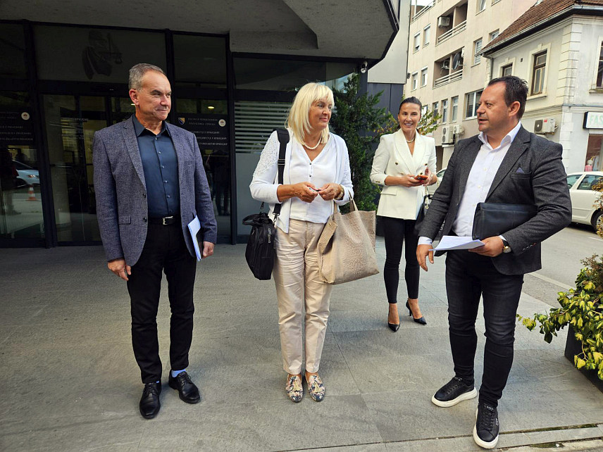 ПРИЈЕДОР, 23. СЕПТЕМБРА /СРНА/ - Одбор повјерилаца приједорског рудника "Нова Љубија" у стечају задужио је данас стечајног управника да прикупи понуде институција о допунском пројекту рекултивације и затварању рудника.