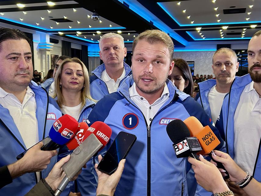 ​БИЈЕЉИНА, 23. СЕПTЕМБРА /СРНА/ - Предсједник Покрета "Сигурна Српска" /ПСС/ Драшко Станивуковић у обраћању новинарима вечерас у Бијељини, гдје су представници ове странке представили кључне тачке свог програма.