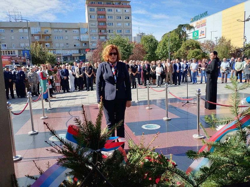 БИЈЕЉИНА, 24. СЕПТЕМБРА /СРНА/ - Министар управе и локалне самоуправе Републике Српске Сенка Јујић присуствовала је обиљежавању Дана града Бијељина гдје је на споменик погинулим борцима на бијељинском тргу положила цвијеће.