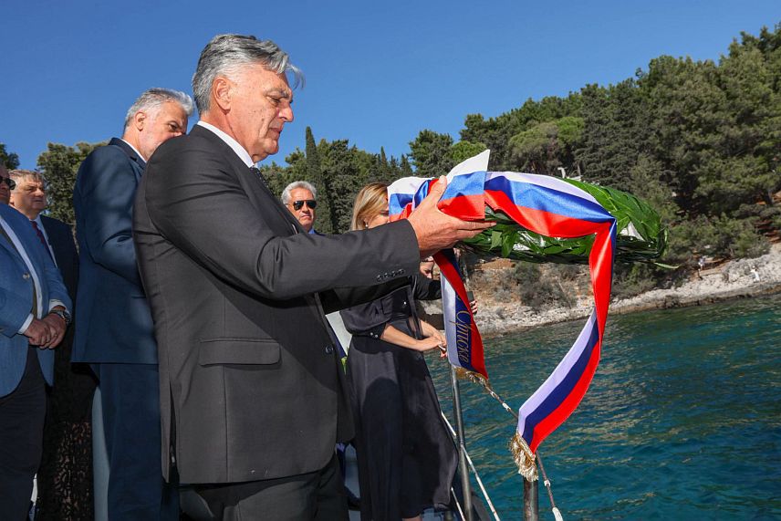 КРФ, 24. СЕПТЕМБРА /СРНА/ - Предсједник Републике Српске Синиша Каран је данас положио вијенац у Плаву гробницу, између острва Крф и Видо. Каран борави у Грчкој на обиљежавању 110 година од искрцавања српске војске на Крф и Видо.