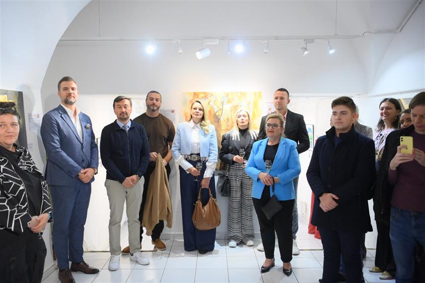 БЕЧ, 24. СЕПТЕМБРА /СРНА/ – У Галерији Штајнер у Бечу отворена је изложба радова академског сликара Наталије Цимеше и фотографа Дејана Чабрила, којом се кроз умјетност аустријској публици покушава приближити Семберија и њено културно богатство.