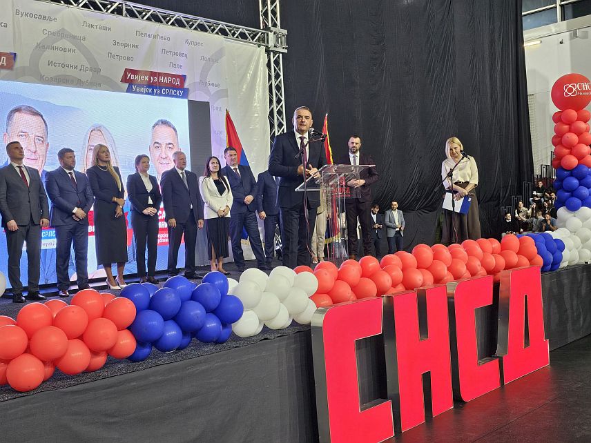 ИСТОЧНО САРАЈЕВО, 24. СЕПТЕМБРА /СРНА/ - Кандидат СНСД-а за предсједника Републике Српске Саво Минић на трибини СНСД-а у препуној дворани на Тргу Републике Србије у Источном Новом Сарајеву.