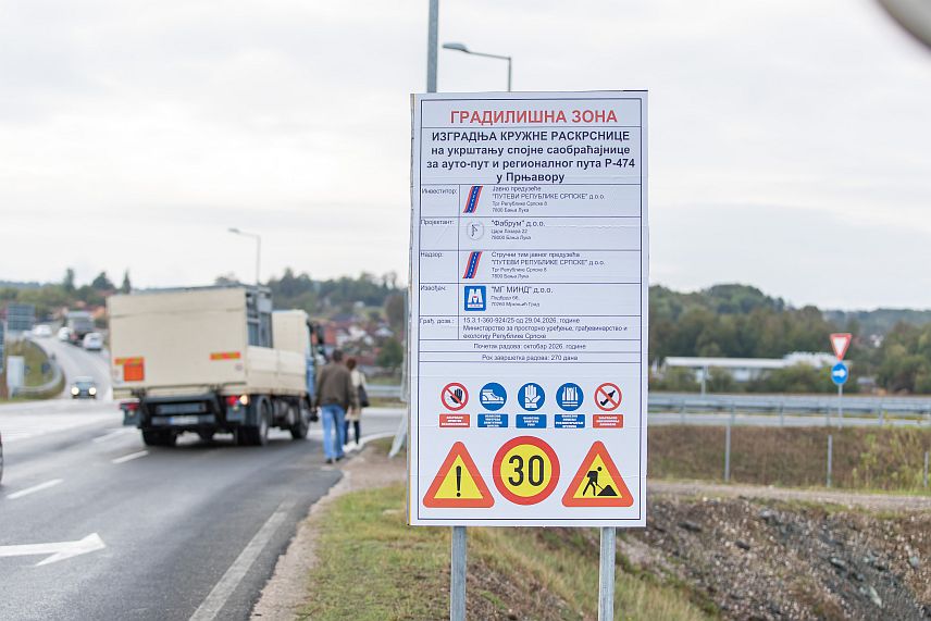 ПРЊАВОР, 25. СЕПТЕМБРА /СРНА/ - Изградња кружне раскрснице на укрштању спојне саобраћајнице за ауто-пут и регионалног пута Р-474 у Прњавору.