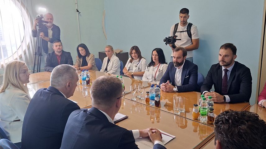 ПРИЈЕДОР, 26. СЕПТЕМБРА /СРНА/ - Предсједник Владе Републике Српске Саво Минић на састанку са руководством болнице "Др Младен Стојановић" и других здравствених установа, те са представницима градских и општинских управа приједорске регије.