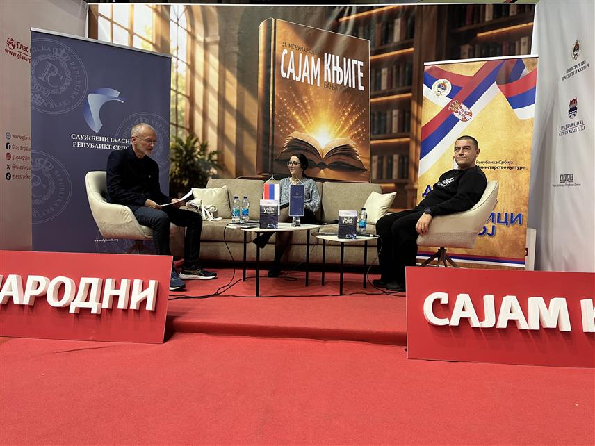 БАЊАЛУКА, 26. СЕПТЕМБРА /СРНА/ - Роман "Уста пуна соли", првенац аутора Тање Радаковић, у издању "Службеног гласника Републике Српске", промовисан је данас на Међународном сајму књиге у Бањалуци.