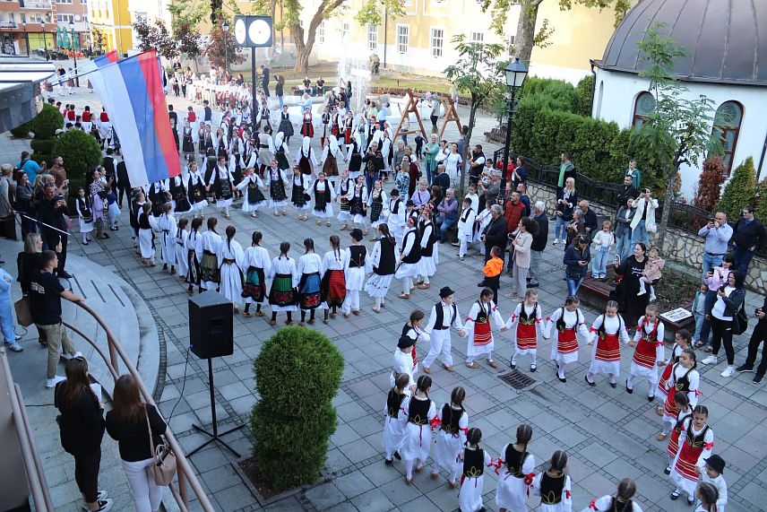 ДЕРВЕНТА, 26. СЕПТЕМБРА /СРНА/ - У Дервенти је данас одржана прва Дјечија смотра фолклорног стваралаштва, у организацији СКУД-а "Дервента", која је окупила више од 300 дјеце из Дервенте, Брчког, Градишке, Прњавора и Трстеника.