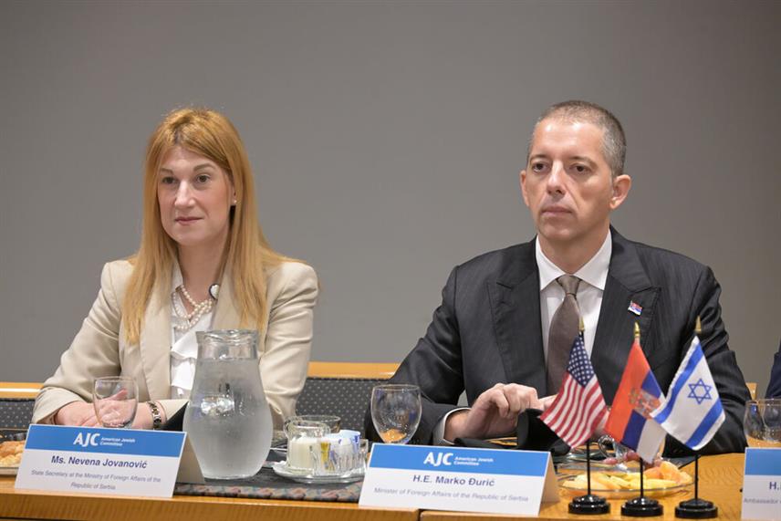 БЕОГРАД, 26. СЕПТЕМБРА /СРНА/ - Министар спољних послова Србије Марко Ђурић разговарао је у Њујорку са делегацијом Америчко-јеврејског комитета о могућностима за додатно повезивање институција Србије, САД и Израела.