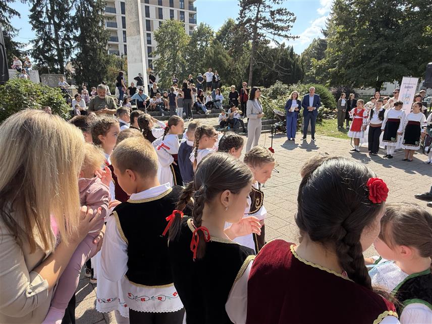 ДОБОЈ, 27. СЕПТЕМБРА /СРНА/ - Десети "Сусрет беба" окупио је данас велики број малишана у Добоју, с циљем популаризације породице и породичних врлина, дружења и представљање стваралаштва града Добоја.