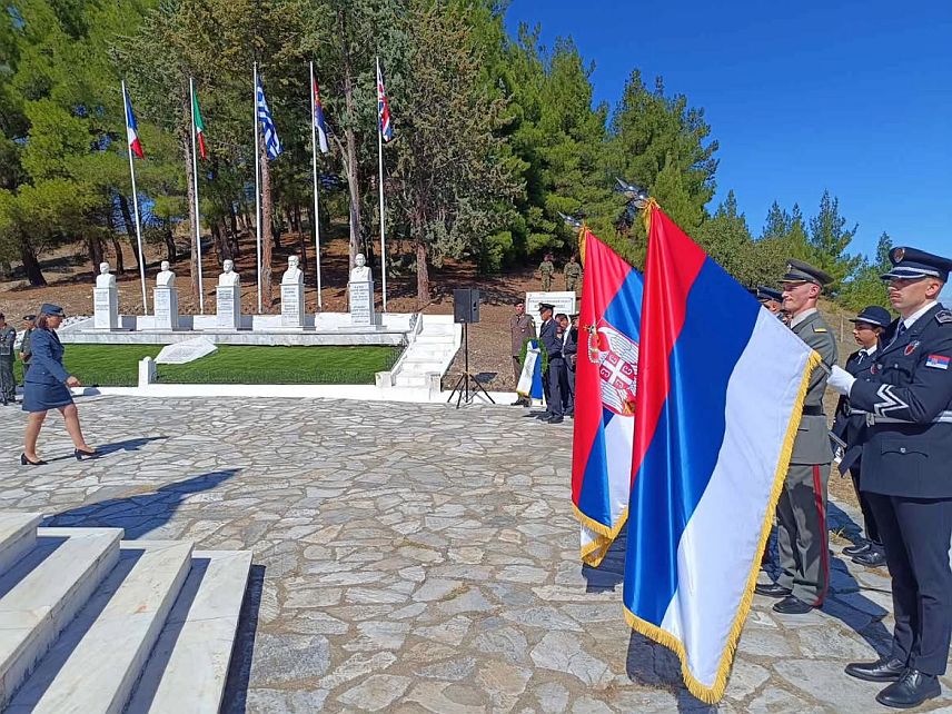 БАЊАЛУКА, 27. СЕПТЕМБРА /СРНА/ - Делегације Владе Републике Српске и Србије положиле су вијенац на споменик савезничким снагама у Великом рату у Меморијалном комплексу Поликастро у Грчкој, гдје је данас одржана свечана церемонија одавања почасти, у знак сјећања на заједничку борбу, страдање и жртву народа који су се прије више од једног вијека заједно борили за слободу.