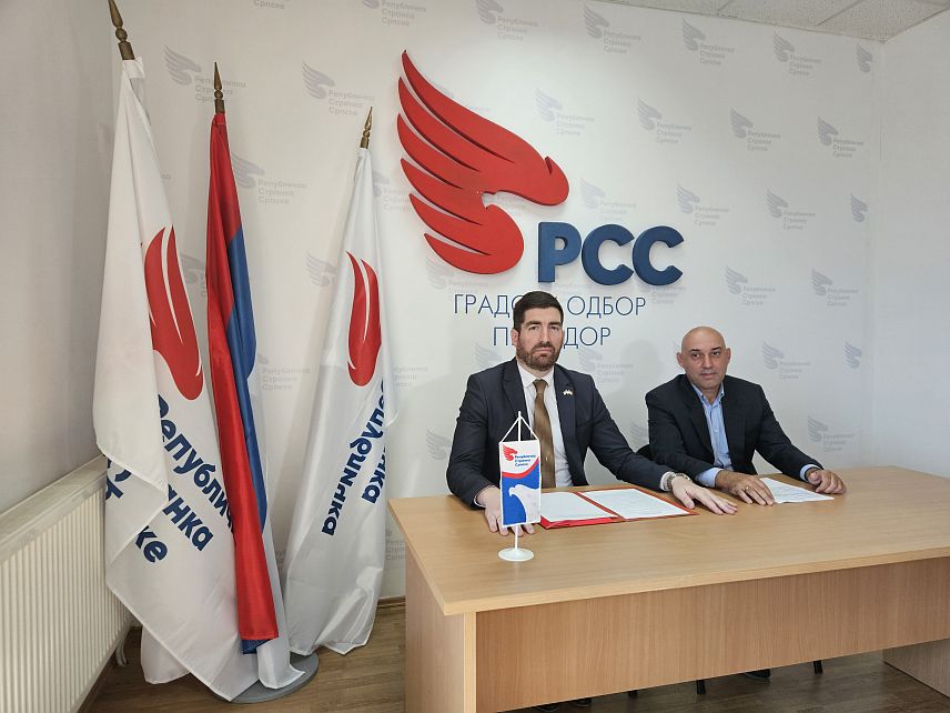 ПРИЈЕДОР, 29. СЕПТЕМБРА /СРНА/ - Републичка странка Српске /РСС/ представила је данас у Приједору 13 праваца и мјера своје економске политике, а суштина је да су оне базиране на привреди, породици, знању и општем добру, изјавио је кандидат ове странке за Народну скупштину Републике Српске у Изборној јединици један Небојша Савановић.