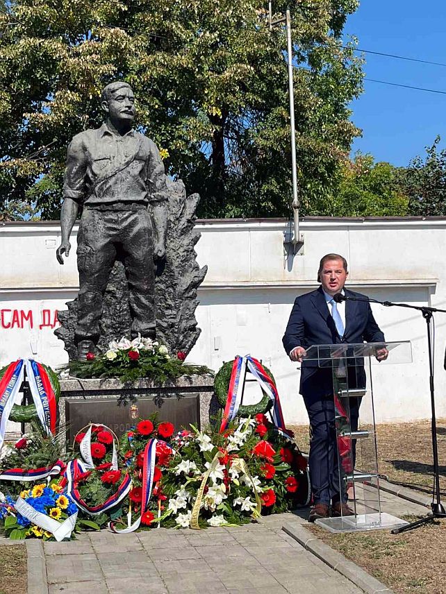 БЕОГРАД, 29. СЕПТЕМБРА /СРНА/ - Обраћање државног секретара у Министарству за рад, запошљавање, борачка и социјална питања Николе Вукелића код споменика мајору Милану Тепићу на Дедињу гдје је данас у Београду обиљежено 35 година од његове херојске смрти у бјеловарској касарни.
