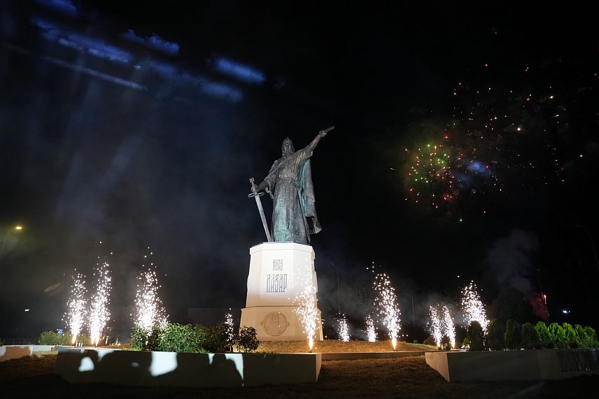БАЊАЛУКА, 29. СЕПТЕМБРА /СРНА/ - Постоји опасност од визуелне презасићености јавног простора у Бањалуци уколико сваки кружни ток или раскрсница постану мјеста за неку врсту визуелне атракције. Споменик кнезу Лазару у бањалучком насељу Буџак.