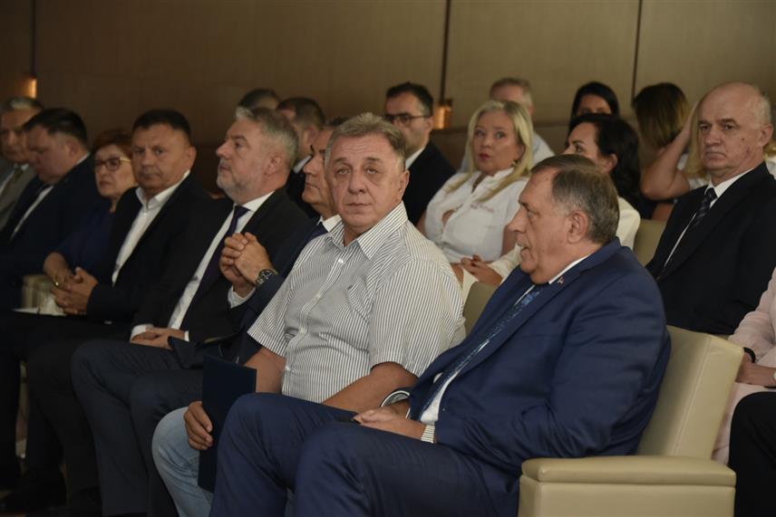 БАЊАЛУКА, 2. СЕПТЕМБРА /СРНА/ - У Институту "Др Мирослав Зотовић" у Слатини код Бањалуке, у присуству високих званица, почела је презентација нових пројеката и активности института, значајних за унапређење здравственог система и рехабилитације у овој здравственој установи.